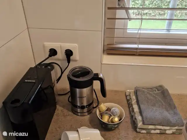 Aanwezig: Nespresso apparaat, melkopschuimer, filterapparaat, theepot, waterkoker en keukenlinnen